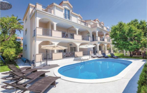  Four-Bedroom Apartment Kastel Stafilic with an Outdoor Swimming Pool 06  Каштел Камбеловац